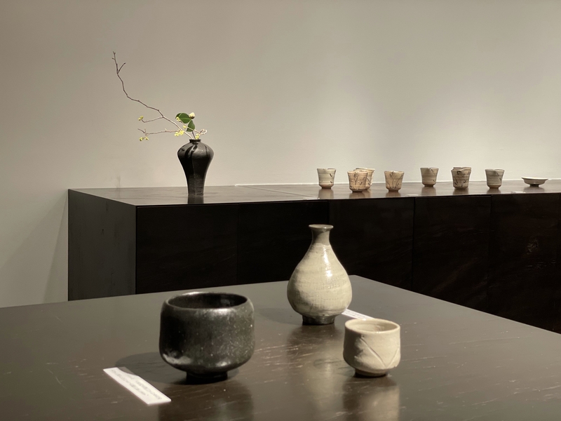 日本美術　矢野直人　黒唐津　花生　面取壺　美品　共箱　共布　本物保証 矢野直人 展 唐津 名護屋より Ⅲ | 柿傳ギャラリー