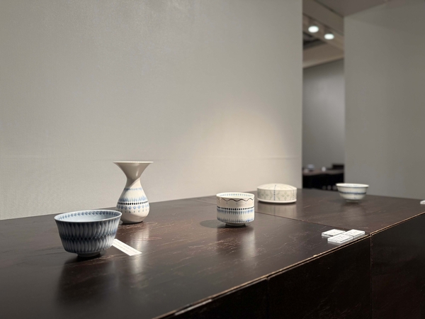 明石朋実 陶展 -青の魅力-　令和8年10月14日(水)～10月19日(月)　柿傳ギャラリー