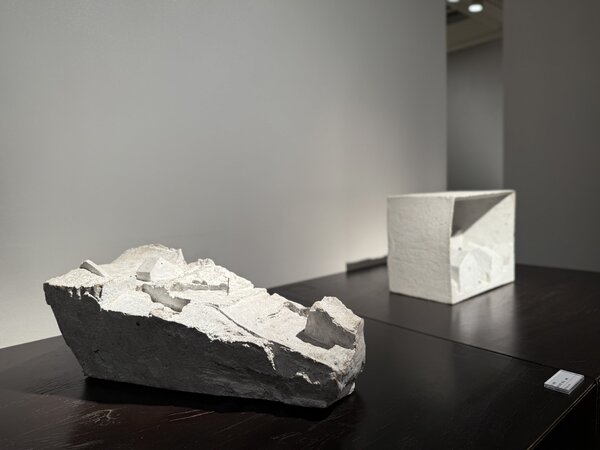 川﨑 毅 遺作展 ー夢の街と白い器ー　令和7年7月5日(土)～7月10日(木)／柿傳ギャラリー